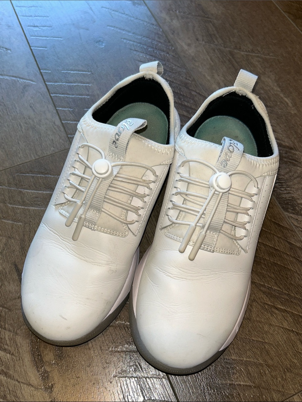 CLOVE WHITE NURSING SHOES SIZE 6